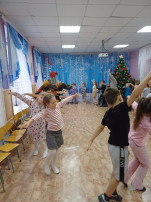 Новогодних праздников закончилась пора, И с ёлочкой прощаться нам нужно, детвора! Новогодних праздников закончилась пора, И с ёлочкой прощаться нам нужно, детвора!.