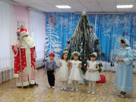 Новогодние представления продолжаются Новогодние представления продолжаются.